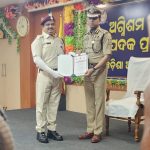 Read more about the article ନାଗରିକ ସୁରକ୍ଷା ଓ ଗୃହରକ୍ଷକ ପ୍ରଶଂସା ପଦକ ପାଇଲେ ଗୃହରକ୍ଷୀ ଶିବରଞ୍ଜନ।