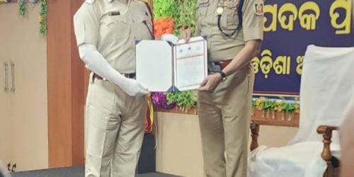 ନାଗରିକ ସୁରକ୍ଷା ଓ ଗୃହରକ୍ଷକ ପ୍ରଶଂସା ପଦକ ପାଇଲେ ଗୃହରକ୍ଷୀ ଶିବରଞ୍ଜନ।