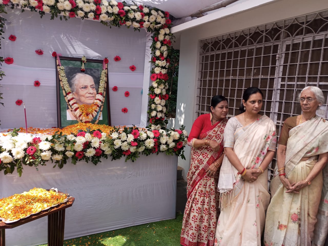 You are currently viewing ପ୍ରଥମ ଶ୍ରାଦ୍ଧ ବାର୍ଷିକୀ ରେ ବରିଷ୍ଟ ନେତା ମାନଙ୍କ ଶ୍ରଦ୍ଧାଞ୍ଜଳିଖଲ୍ଲିକୋଟ ରାଣୀ ଗଞ୍ଜାମ ଜିଲ୍ଲା ର ବାଘୁଣୀ ଓ ଓଡିଶା ର ଅପରାଜୟ ନେତ୍ରୀ ଥିଲେ |