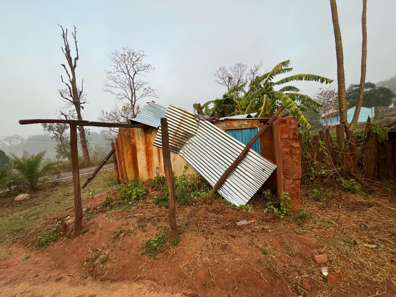 You are currently viewing କାଳ ବୈଶାଖୀର କରାଳ ରୂପ : ପ୍ରବଳ ବର୍ଷା ଓ ପବନରେ ଘରର ଛପର ଉଡ଼ିଗଲା