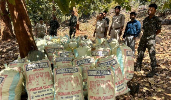 You are currently viewing କନ୍ଧମାଳ ଜିଲ୍ଲାର ବିଭିନ୍ନ ଥାନା ଅଞ୍ଚଳରେ ଏକକାଳୀନ ଚଢ଼ାଉ; ବିପୁଳ ପରିମାଣର ଗଞ୍ଜେଇ ଜବତ: ଜଣେ ଗିରଫ