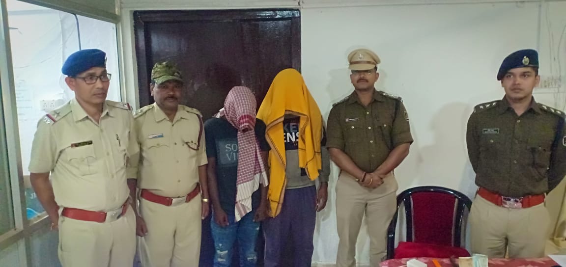 You are currently viewing ମେଡ଼ିସିନ ଷ୍ଟୋର ରୁ ସଟର ତାଲା ଭାଙ୍ଗି ଚୋରୀ ଘଟଣାରେ ଦୁଇ ପେଶାଦାର ଅପରାଧୀ ଗିରଫ : ନଗଦ ଟଙ୍କା ସହ ବିଭିନ୍ନ ସାମଗ୍ରୀ ଜବତ