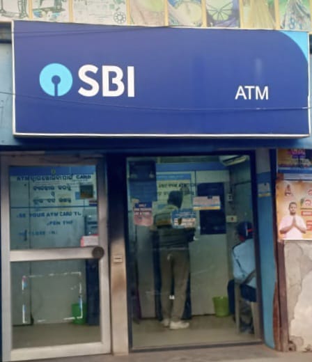 You are currently viewing ଦୁଇମାସ ହେଲା ଷ୍ଟେଟବ୍ୟାଙ୍କ ଏଟିଏମ ଅଚଳ : ଭେଣ୍ଡରର ସମସ୍ୟା ଯୋଗୁଁ ଟଙ୍କା ଲୋଡିଂ ହୋଇପାରୁନି