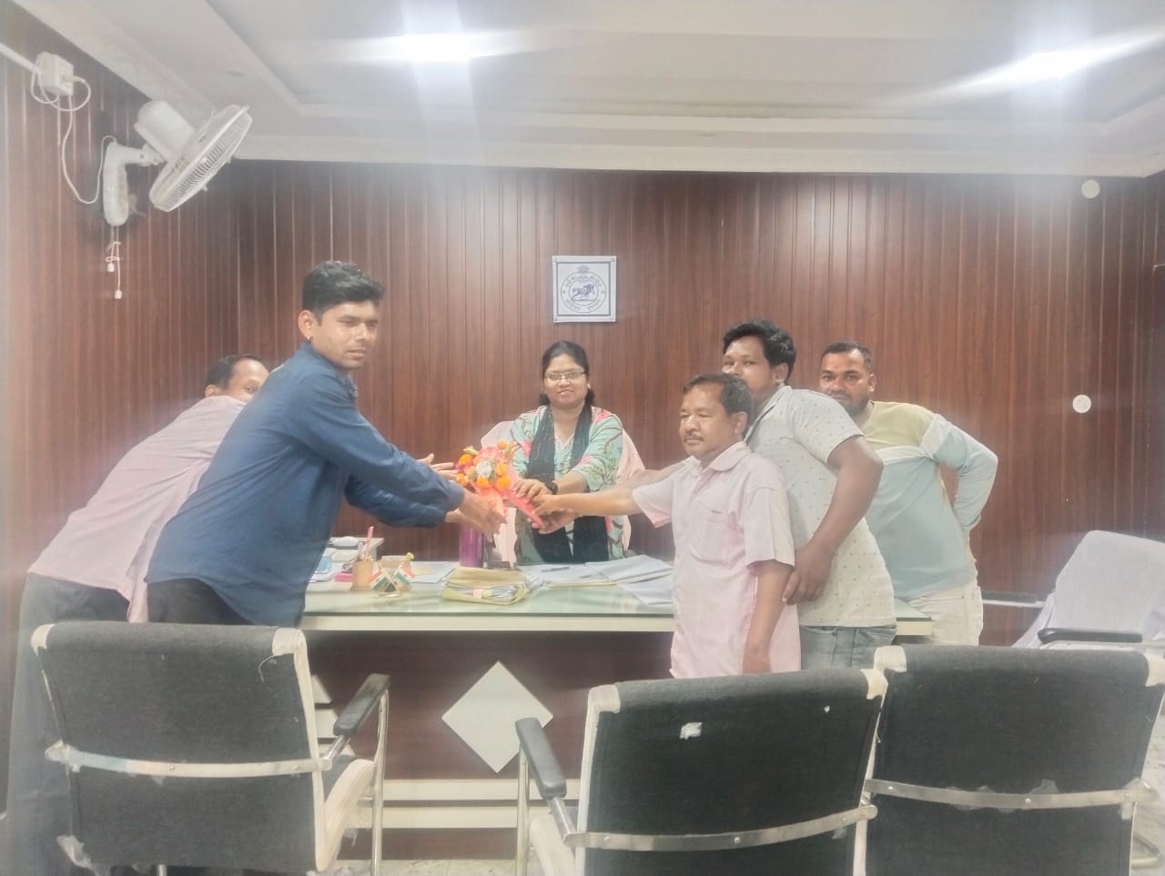 You are currently viewing ମହାସିଙ୍ଗି ପଞ୍ଚାୟତର ବିଭିନ୍ନ ସମସ୍ୟା ସମ୍ପର୍କରେ ସମୂହ ୱାର୍ଡ଼ ସଭ୍ୟ ବିଡିଓଙ୍କୁ ଭେଟି ଜଣାଇଲେ