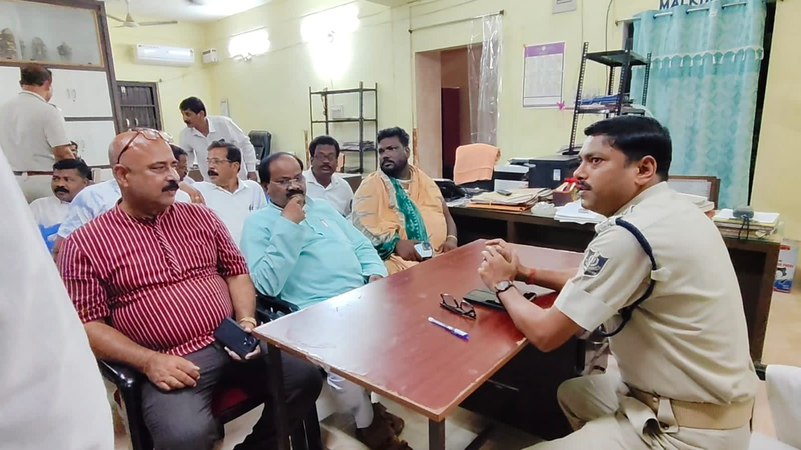 You are currently viewing ସାମାଜିକ ଗଣମାଧ୍ୟମ ରେ ଖଲ୍ଲିକୋଟ ବିଧାୟକ ଙ୍କ ବିରୋଧ ରେ ଅଶାଳୀନ ଲେଖା, ଖଲ୍ଲିକୋଟ ଥାନା ରେ ଏତେଲା ଦେଲେ ବିଧାୟକ,