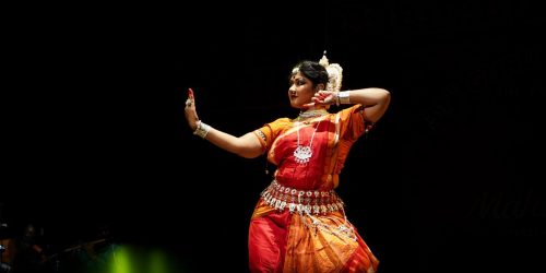 गुरु पंकज उत्सव एवं माहारी सम्मान की उद्घाटन संध्या में नृत्य शिल्पी आद्याशा मिश्रा ने ओडिसी नृत्य से दर्शकों को मंत्रमुग्ध कर दिया।