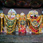 Read more about the article ପୁରୀ ପଣ୍ଡାଙ୍କ ଦ୍ବାରା ଖଲ୍ଲିକୋଟ ଶ୍ରୀ ଜଗନ୍ନାଥ ମନ୍ଦିରରେ ଚତୁର୍ଦ୍ଧା ମୂର୍ତ୍ତିଙ୍କ ବଡ ସିଂଘାର ବେଶ .