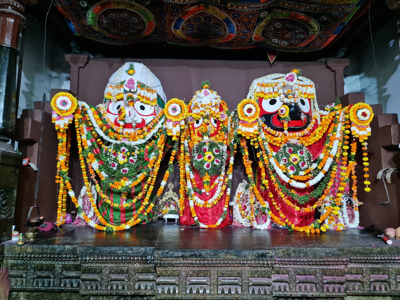 You are currently viewing ପୁରୀ ପଣ୍ଡାଙ୍କ ଦ୍ବାରା ଖଲ୍ଲିକୋଟ ଶ୍ରୀ ଜଗନ୍ନାଥ ମନ୍ଦିରରେ ଚତୁର୍ଦ୍ଧା ମୂର୍ତ୍ତିଙ୍କ ବଡ ସିଂଘାର ବେଶ .