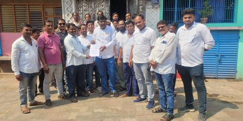 ଲଘୁଚାପ ଜନିତ କ୍ଷତି ପୂରଣ ଟଙ୍କା ଆକ୍ସିସ ବେଙ୍କ ଦେଇନଥିବାରୁ ବେଙ୍କ ଆଗ ରେ ଚାଷୀଙ୍କ ଆନ୍ଦୋଳନ |