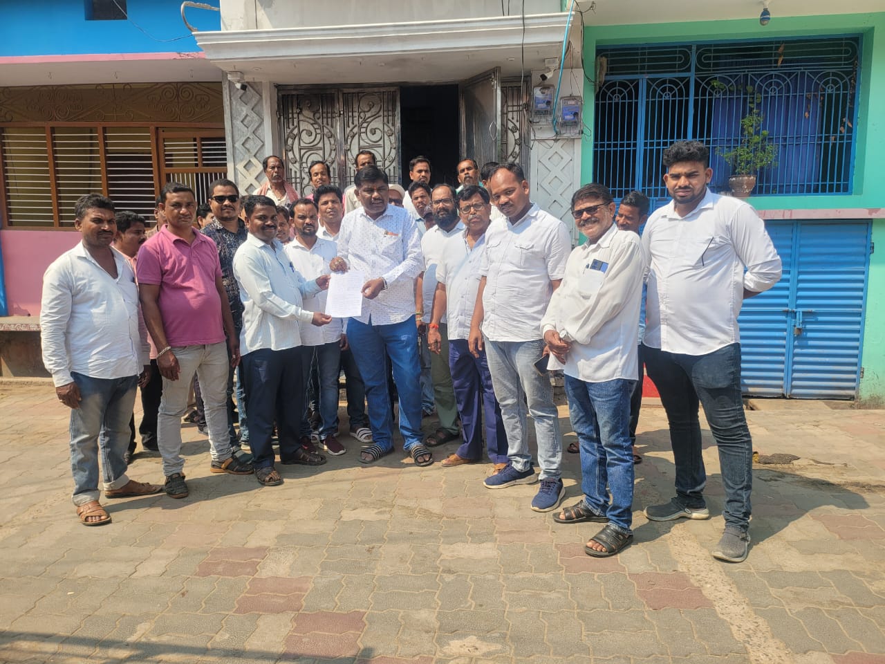 You are currently viewing ଲଘୁଚାପ ଜନିତ କ୍ଷତି ପୂରଣ ଟଙ୍କା ଆକ୍ସିସ ବେଙ୍କ ଦେଇନଥିବାରୁ ବେଙ୍କ ଆଗ ରେ ଚାଷୀଙ୍କ ଆନ୍ଦୋଳନ |