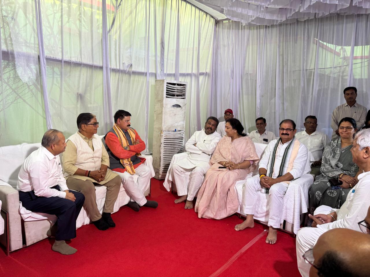 You are currently viewing ଡ଼ଃ ଦେବେନ୍ଦ୍ର ପ୍ରଧାନ ଙ୍କୁ ଶ୍ରଦ୍ଧାଞ୍ଜଳି, ସମଗ୍ର ଦେଶରୁ ଛୁଟୁଛି ସୁଅ(ଡ଼ଃ ପ୍ରଧାନ ଙ୍କୁ ଶ୍ରଦ୍ଧାଞ୍ଜଳି ଦେଲେ ଉତ୍ତରାଖଣ୍ଡ ମୁଖ୍ୟମନ୍ତ୍ରୀ, ଜେନ୍ଦ୍ର କୋଇଲା ମନ୍ତ୍ରୀ, ନବୀନ ଜିନ୍ଦଲ ଓ ବିଭିନ୍ନ ରାଜ୍ୟର ମନ୍ତ୍ରୀ)