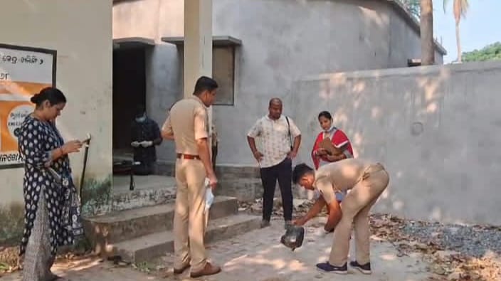 You are currently viewing ଖଲିଙ୍ଗିରେ ୪ ବର୍ଷର ଶିଶୁକନ୍ୟାକୁ ଦୁଷ୍କର୍ମ ପରେ ହତ୍ୟା !ଅଜାଘରକୁ ଯାତ୍ରା ଦେଖିବାକୁ ଯାଇଥିଲା ଶିଶୁ କନ୍ୟାପୋଲିସ ଓ ସାଇଣ୍ଟିଫିକ ଟିମ୍ ର ତଦନ୍ତ