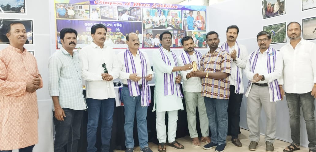 You are currently viewing ରାଜ୍ୟ ସ୍ତରୀୟ ଫୋଟ ପ୍ରଦର୍ଶନୀରେ ବାଲିଗୁଡ଼ାର ଷ୍ଟୁଡିଓ ବୁଲୁ ସମ୍ମାନିତ
