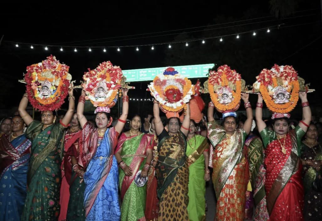 You are currently viewing ଅଷ୍ଟମ ଦିନରେ ମା’ ପାଟ୍ଟଖଣ୍ଡା ଠାକୁରାଣୀ ଯାତ୍ରା: ଢୋଲ, ବାଜା ବାଜଣା ନୃତ୍ୟ ଗୀତ ରେ କମ୍ପିଲା ଖଜୁରୀନାଳ