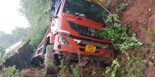 ଗଦ୍ରିଙ୍ଗିଆ ଘାଟିରେ ୨୪ ଘଣ୍ଟା ନ ହେଉଣୁ ପୁଣି ଏକ କାଠ ବୋଝେଇ ଟ୍ରକ ଭାରସାମ୍ୟ ହରାଇ ଦୁର୍ଘଟଣାଗ୍ରସ୍ତ