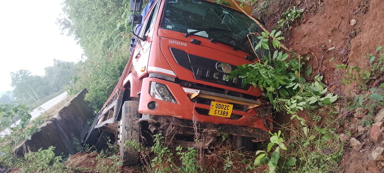 You are currently viewing ଗଦ୍ରିଙ୍ଗିଆ ଘାଟିରେ ୨୪ ଘଣ୍ଟା ନ ହେଉଣୁ ପୁଣି ଏକ କାଠ ବୋଝେଇ ଟ୍ରକ ଭାରସାମ୍ୟ ହରାଇ ଦୁର୍ଘଟଣାଗ୍ରସ୍ତ