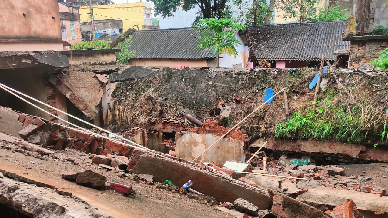 You are currently viewing ପାଟଖଣ୍ଡା ପ୍ରାଥମିକ ବିଦ୍ୟାଳୟର ଭୁଶୁଡ଼ିଲା ବିଦ୍ୟାଳୟ ଗୃହ ଛାତ: ଏକ ବଡ଼ ଧରଣର ଅଘଟଣ ଟଳିଯାଇଛି