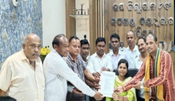 You are currently viewing ଶଙ୍କରାଖୋଲକୁ ନୂତନ ବ୍ଲକ ଗଠନ ପାଇଁ ଉପଜିଲ୍ଲାପାଳଙ୍କୁ ଦାବିପତ୍ର ପ୍ରଦାନ