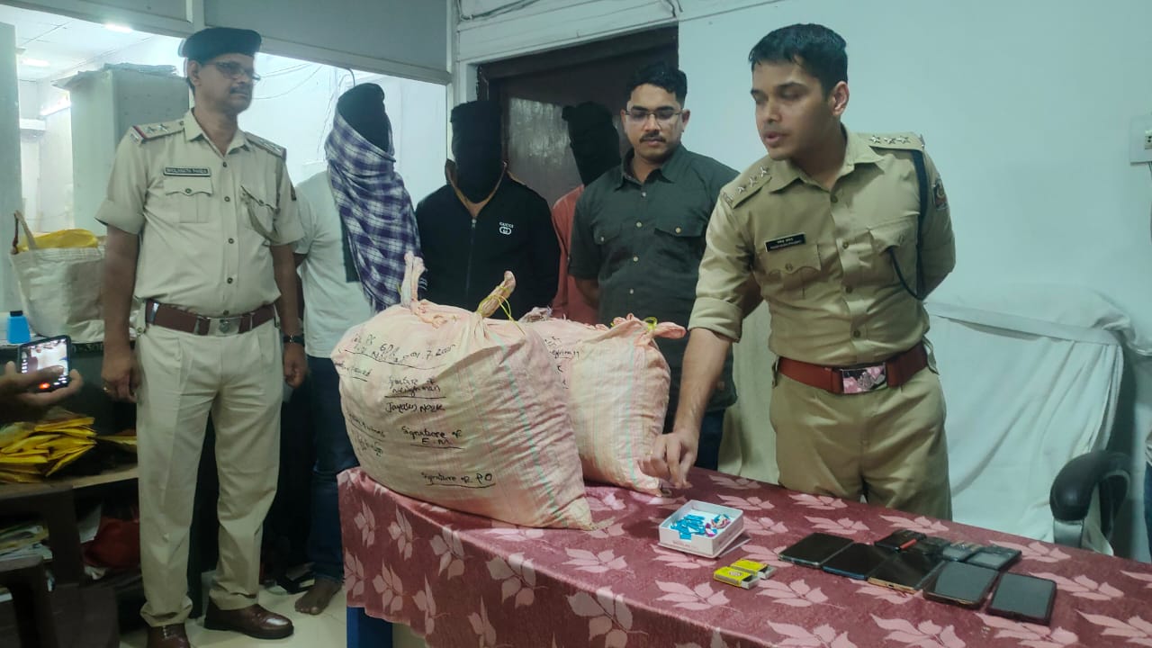 You are currently viewing ପାଟ୍ରୋଲିଂ ସମୟରେ ଗଞ୍ଜେଇ, ବ୍ରାଉନ ସୁଗାର, ବାଇକ, ମୋବାଇଲ ଫୋନ ଜବତ : ତିନି ଅଭିଯୁକ୍ତ ଗିରଫ