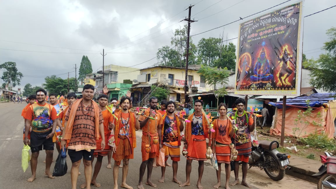 You are currently viewing ଶ୍ରାବଣ ପ୍ରଥମ ସୋମବାର: ଜଳାଭିଷେକ ପାଇଁ ବିଭିନ୍ନ ଶୈବ ପୀଠ ରେ କାଉଡ଼ିଆଙ୍କ ଭିଡ଼