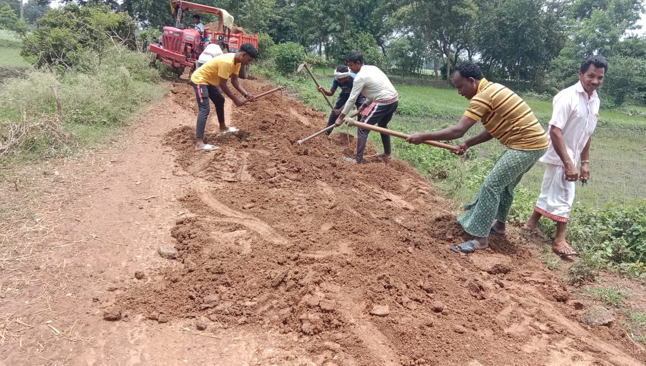 You are currently viewing ଚାନ୍ଦା ଆଦାୟ କରି ରାସ୍ତା ମରାମତି କଲେ କପାଟପାଣି ଗ୍ରାମବାସୀ |