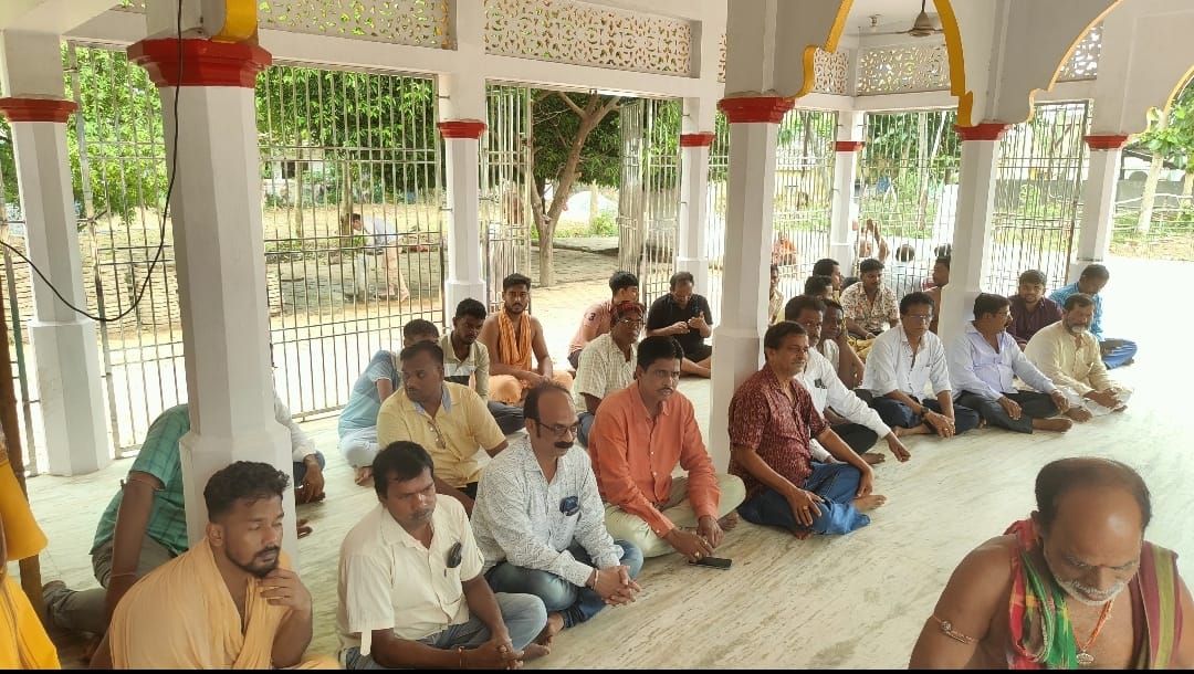 You are currently viewing ପୁରୀ ଜଗନ୍ନାଥ ମନ୍ଦିର ମୁକ୍ତିମଣ୍ଡପର ପଣ୍ଡିତମଣ୍ଡଳୀ ପକ୍ଷରୁ ପୁରୁଷୋତ୍ତମପୁର ଜଗନ୍ନାଥ ମନ୍ଦିର ପରିଦର୍ଶନ .