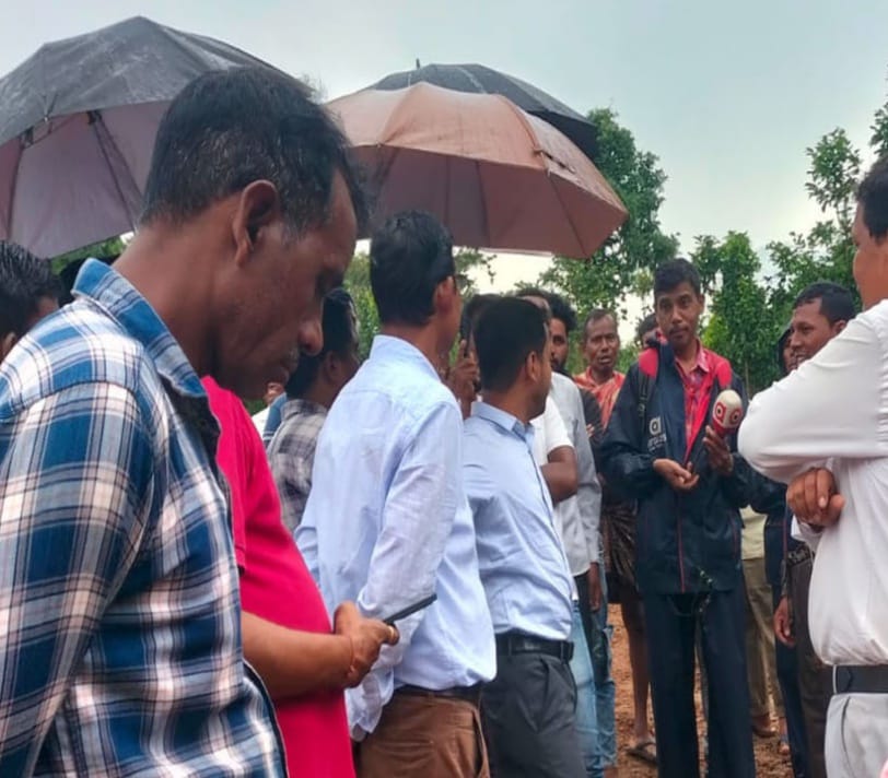 You are currently viewing ନଦୀର ଡାଇଭର୍ଶନ ଧୋଇଯିବା ଘଟଣା: ବିଡିଓଙ୍କ ପ୍ରତିଶୃତି ପରେ ବାତିଲ ହେଲା ଆନ୍ଦୋଳନ