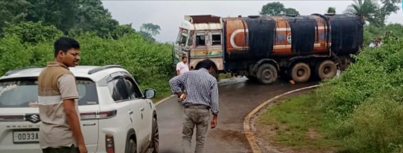 You are currently viewing ୫୯ ନଂ.ଜାତୀୟ ରାଜପଥର ଗାଜଲବାଡ଼ି ଘାଟିରେ ଫସିଛି ଟ୍ୟାଙ୍କର; ଯାତାୟାତ ଠପ୍‌