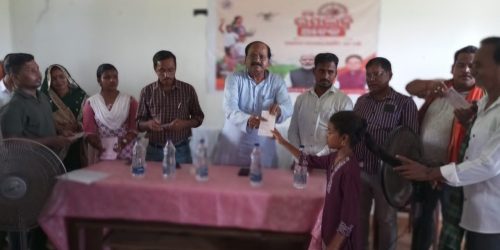 ଖଲ୍ଲିକୋଟ ; ତାଳପଡା, ନାଇଁକାଣିପଲ୍ଲୀ ଓ ମଥୁରା ପଂଚାୟର ର 215 ହିତାଧିକାରୀ ଙ୍କୁ ରେସନ କାର୍ଡ ବାଣ୍ଟିଲେ ବିଧାୟକ |