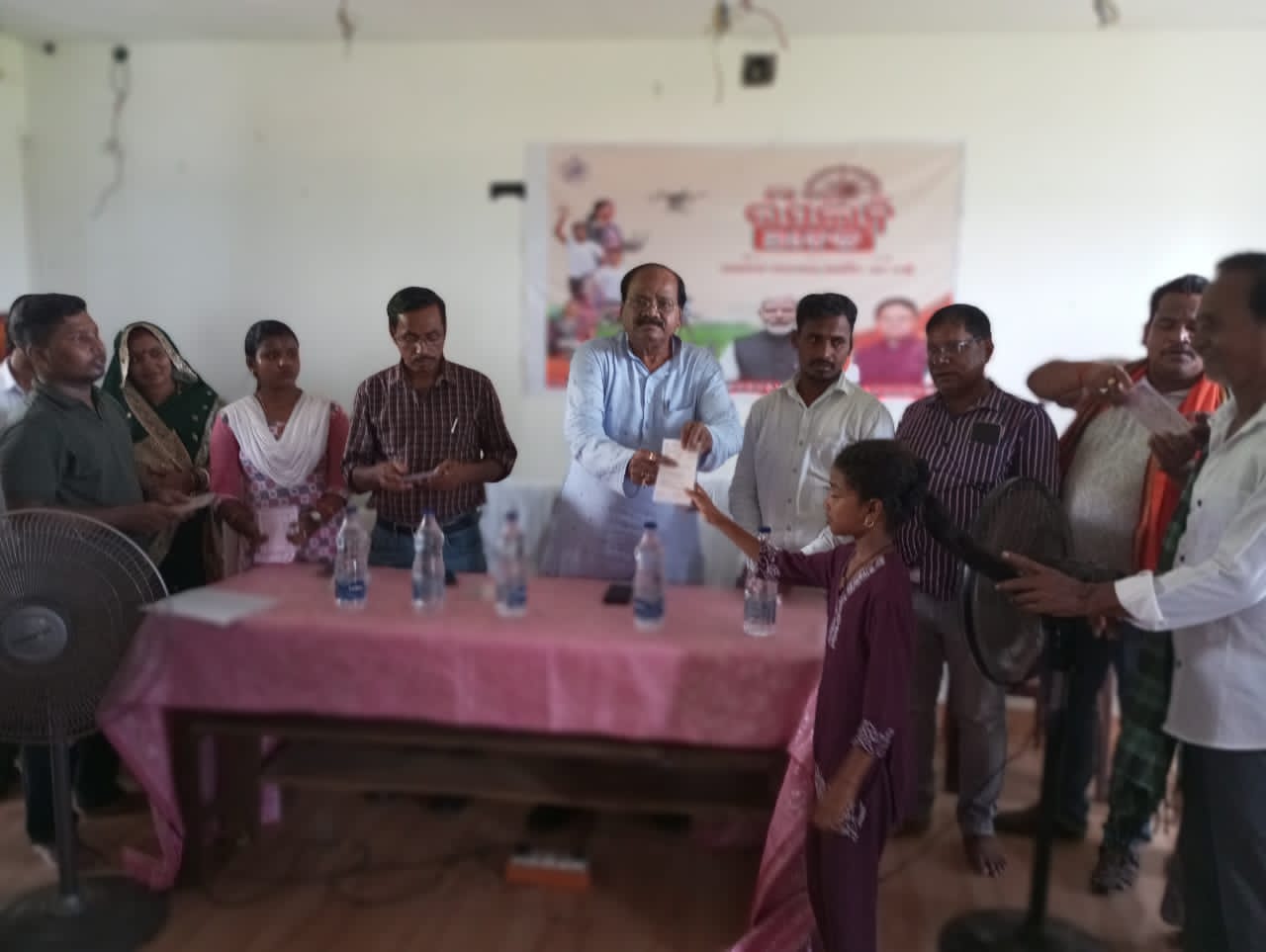 You are currently viewing ଖଲ୍ଲିକୋଟ ; ତାଳପଡା, ନାଇଁକାଣିପଲ୍ଲୀ ଓ ମଥୁରା ପଂଚାୟର ର 215 ହିତାଧିକାରୀ ଙ୍କୁ ରେସନ କାର୍ଡ ବାଣ୍ଟିଲେ ବିଧାୟକ |