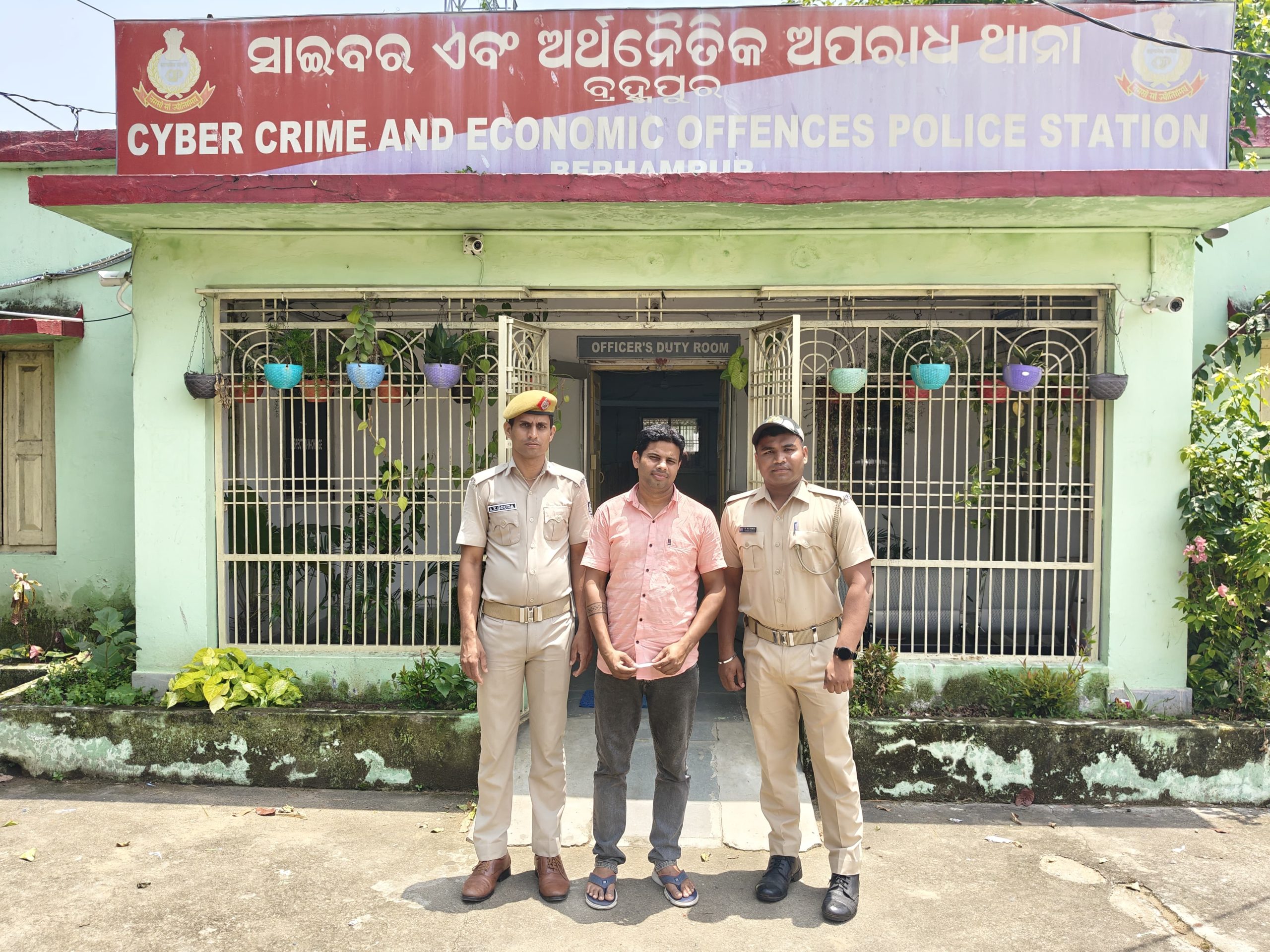 You are currently viewing ମିଶନ ଶକ୍ତି ଯୋଜନାରେ ବ୍ୟବସାୟ ଆଳରେ ୬ କୋଟି ଠକେଇ ମାମଲା, ଅଭିଯୁକ୍ତ ଗିରଫ