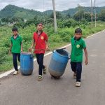 Read more about the article ବିପଦ ସଂକୁଳ ସ୍ଥିତିରେ କାମ କରୁଛନ୍ତି ବିଦ୍ୟାଳୟ ଛାତ୍ର