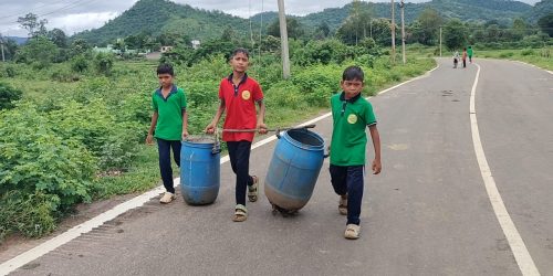 ବିପଦ ସଂକୁଳ ସ୍ଥିତିରେ କାମ କରୁଛନ୍ତି ବିଦ୍ୟାଳୟ ଛାତ୍ର