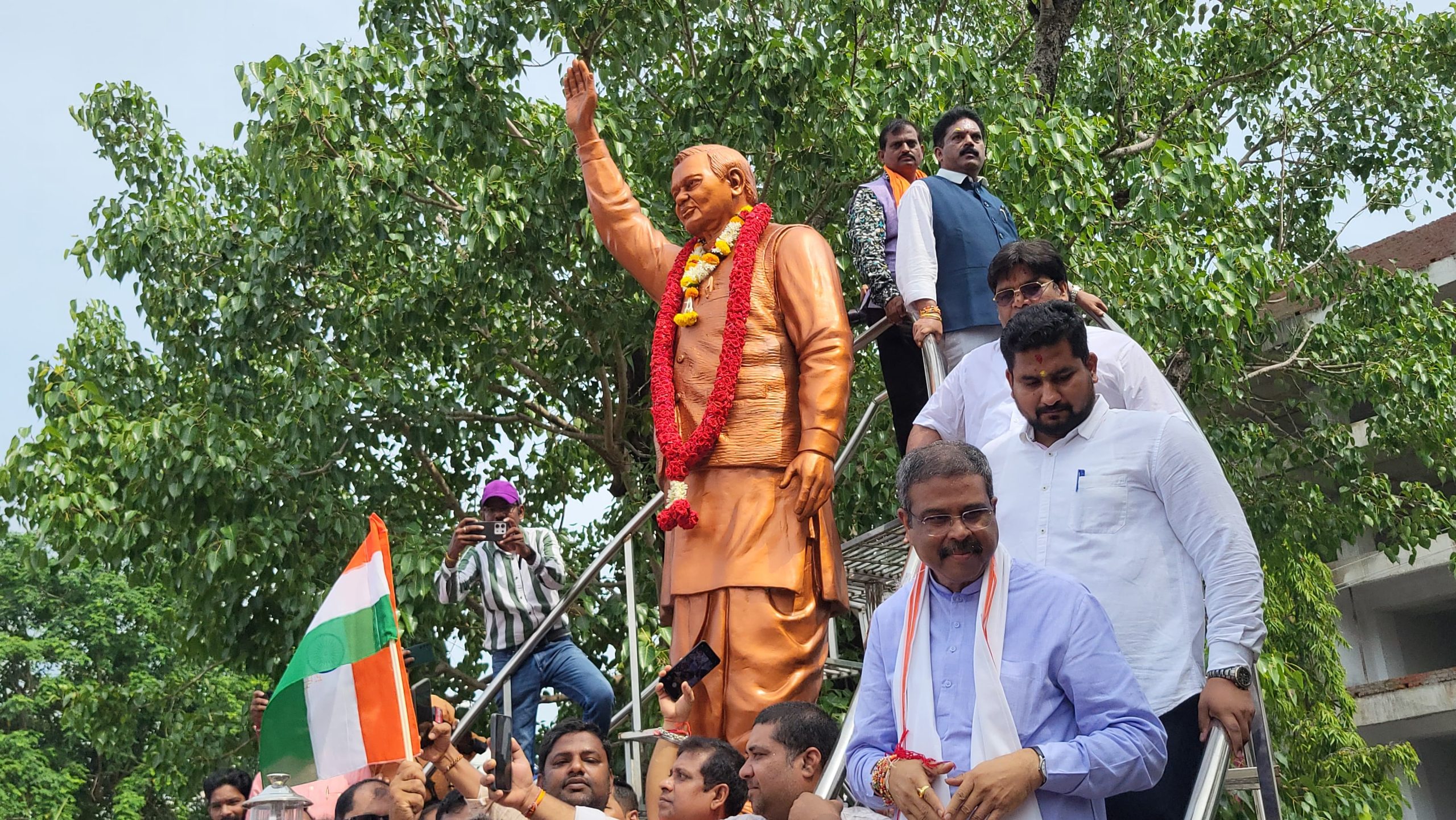 You are currently viewing ବ୍ରହ୍ମପୁରରେ ‘ତ୍ରିରଙ୍ଗା ଯାତ୍ରା’ରେ ସାମିଲ ହେଲେ କେନ୍ଦ୍ରମନ୍ତ୍ରୀ