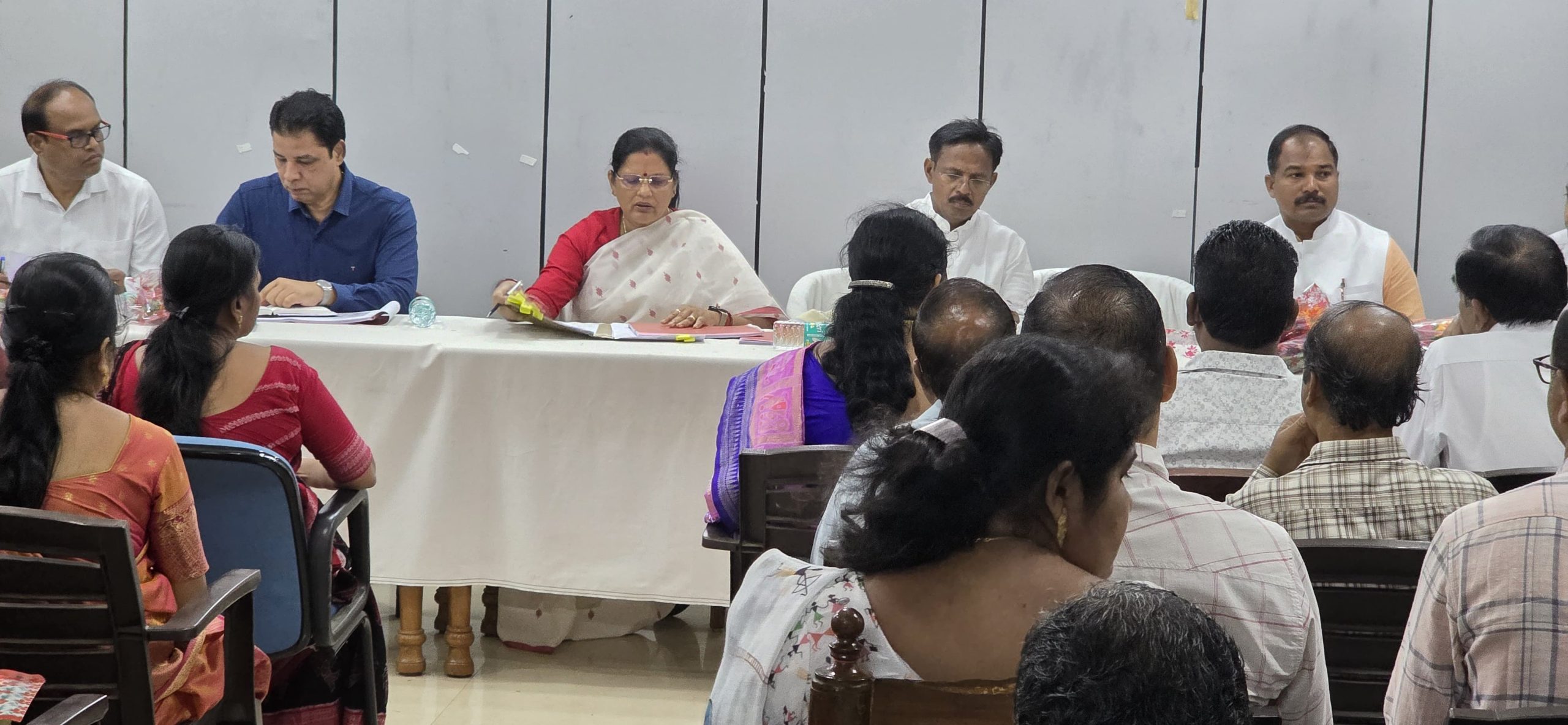 You are currently viewing ମାନ୍ୟବର ଉପ ମୁଖ୍ୟମନ୍ତ୍ରୀ ଶ୍ରୀମତୀ ପ୍ରଭାତୀ ପରିଡ଼ା ଙ୍କ ନବରଙ୍ଗପୁର ଜିଲ୍ଲା ଗସ୍ତସମୀକ୍ଷା ବୈଠକରେ ଅଧ୍ୟକ୍ଷତା ଓ ହିର୍ଲୀ ଡଙ୍ଗର ପରିଦର୍ଶନ