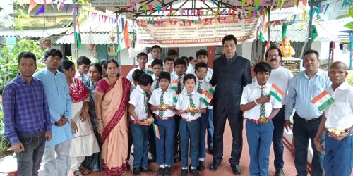 ଜିଲ୍ଲାପାଳ ଙ୍କ ଦ୍ଵାରା ଦିବ୍ୟାଂ ବିଦ୍ୟାଳୟ ରେ ପତାକା ଉତୋଳନ