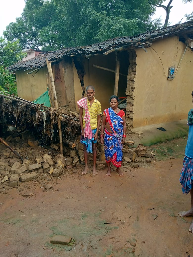 You are currently viewing ବାତ୍ୟାରେ ଭାଙ୍ଗିଲା ଘର, ଆଶ୍ରୟ ଚିନ୍ତାରେ ପରିବାର