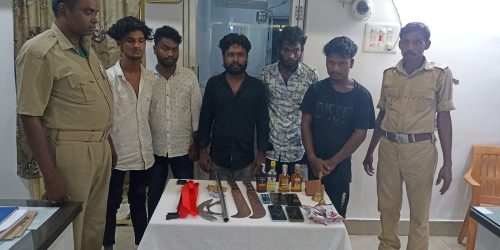 ଡ଼କାୟତି ପାଇଁ ଚାଲିଥିଲା ଯୋଜନା ; ମାଡ଼ି ବସିଲା ପୋଲିସ୍; ଇଣ୍ଡିଗୋ କାର୍ ଏବଂ ମାରଣାସ୍ତ୍ର ସହିତ ପାଞ୍ଚ ଜଣ ଗିରଫ