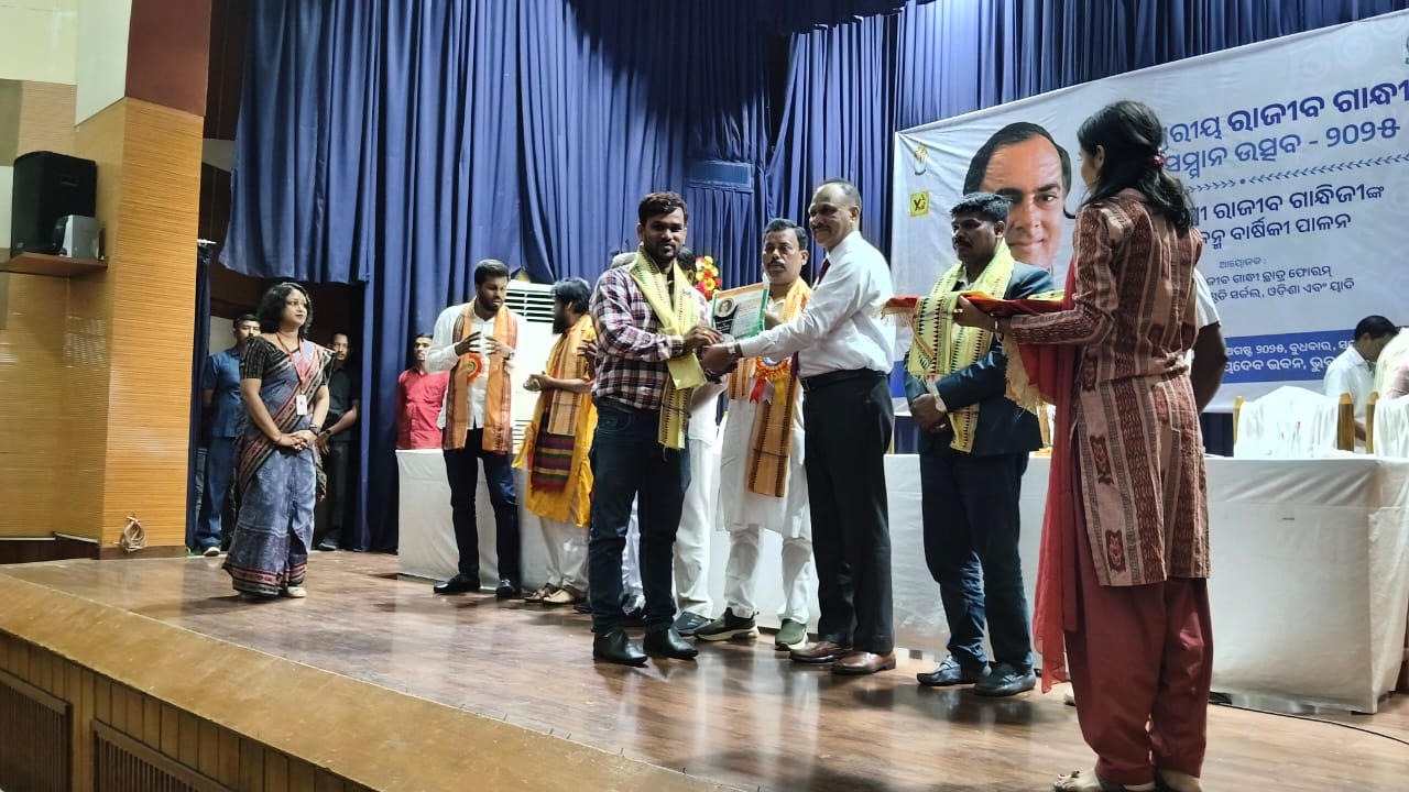 You are currently viewing ଅଧ୍ୟାପକ ପାଇଲେ ରାଜୀବ ଗାନ୍ଧୀ ସେବା ସମ୍ମାନ ରେ ସମ୍ମାନିତ ।