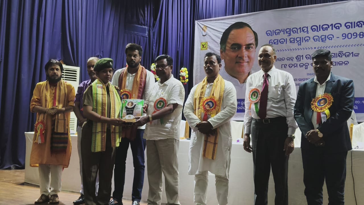 You are currently viewing ନିରାକାରପୁର କଲେଜର ଅଧ୍ୟାପିକା ପାଇଲେ ରାଜୀବ ଗାନ୍ଧୀ ସେବା ସମ୍ମାନ -୨୦୨୫