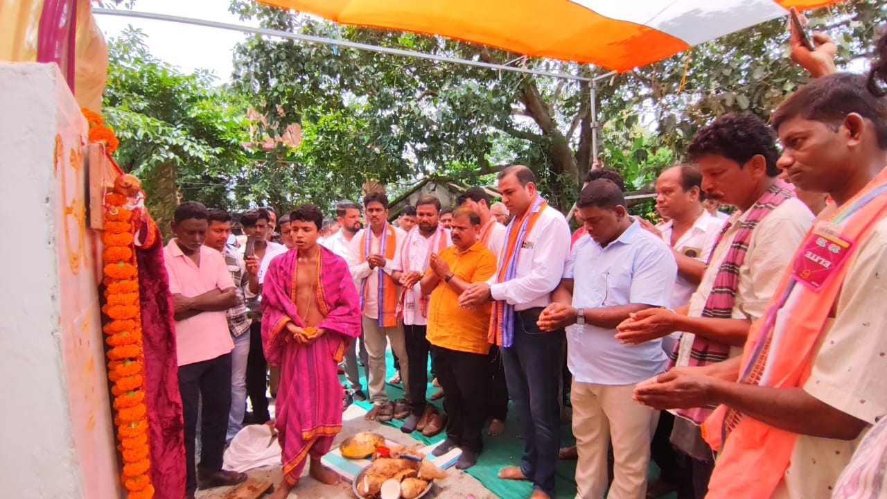 You are currently viewing ବିଧାୟକ ଙ୍କ ଦ୍ୱାରା ଦୁଇ ରାସ୍ତା ର ଶିଳାନ୍ୟାସ,