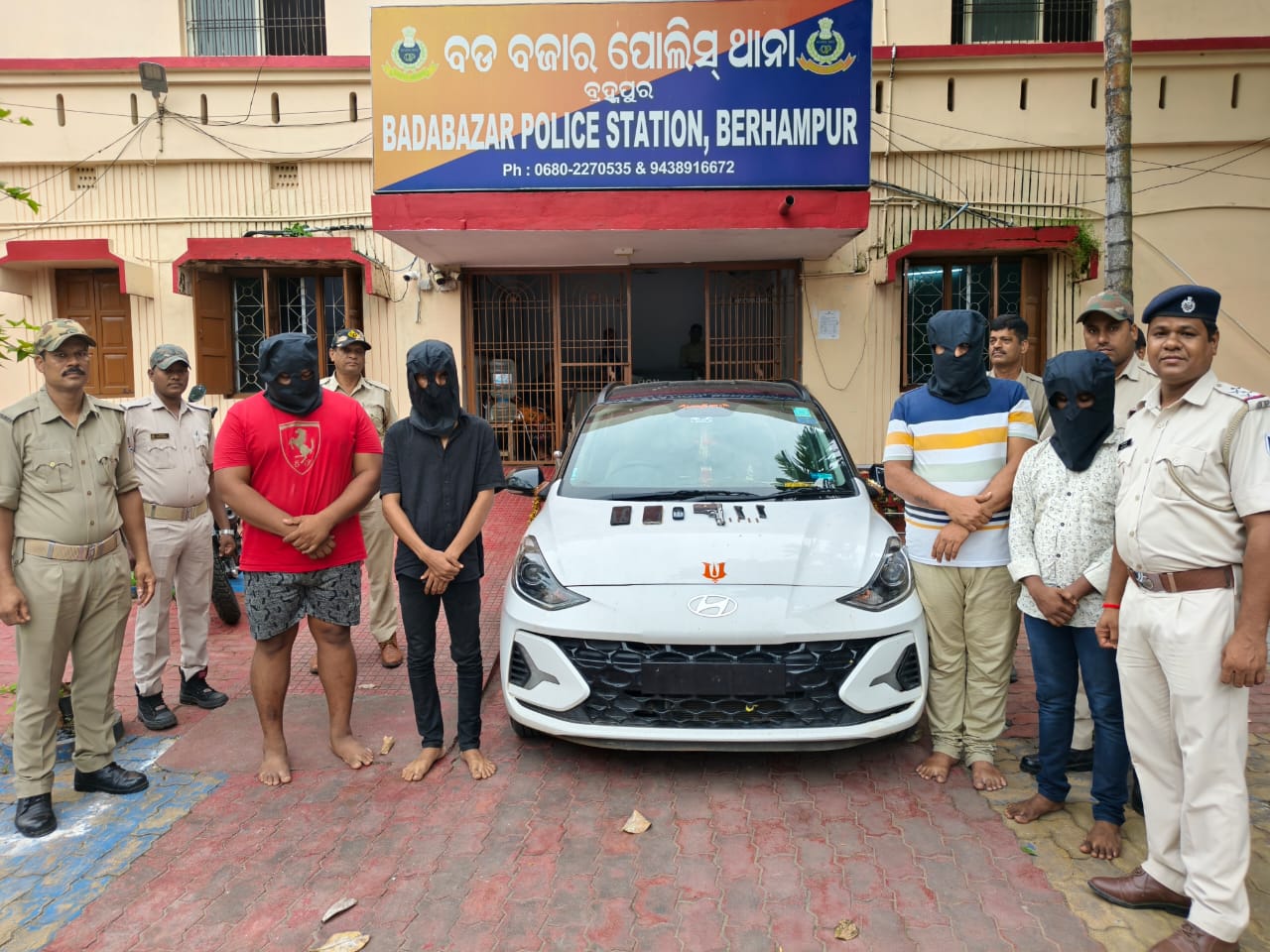 You are currently viewing ଗୁଳି କରି ବ୍ୟବସାୟୀଙ୍କ ହୀରା ଲୁଟ୍ ଘଟଣା; ଆଉ ୪ଅଭିଯୁକ୍ତ ଗିରଫ : ପିସ୍ତଲ ଜବତ