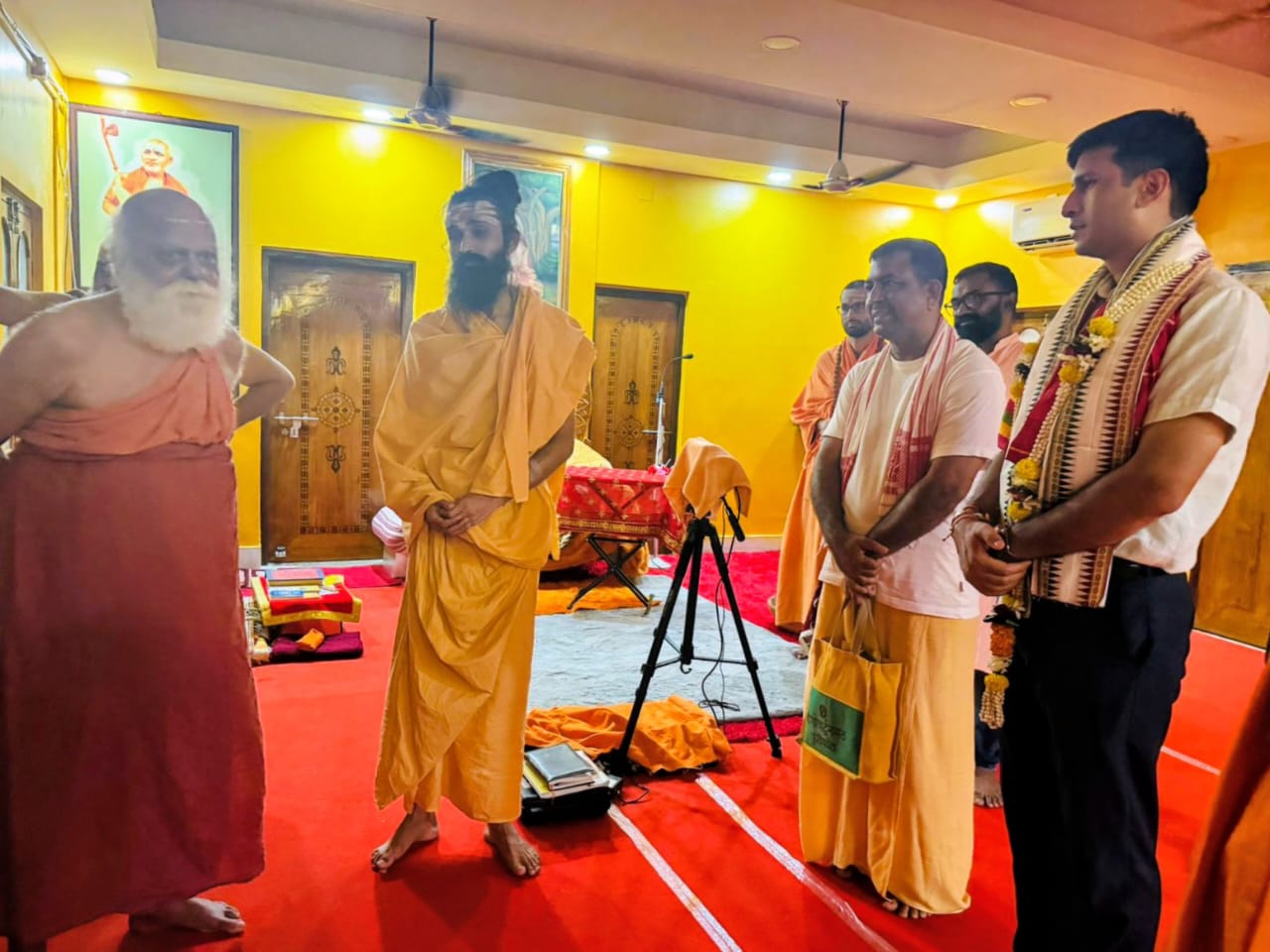 You are currently viewing ପୁରୀ ଶଙ୍କରାଚାର୍ଯ୍ୟଙ୍କ ଆଶିର୍ବାଦ ନେଲେ, ନୂଆ ଏସ୍ ପି ପ୍ରତୀକ ସିଂ .
