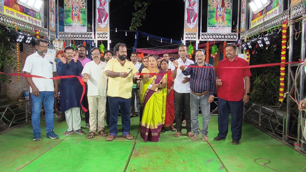 You are currently viewing ମଞ୍ଚସ୍ଥ ପୌରାଣିକ ନାଟକକୁ ଉଦଘାଟନ କଲେ ସରପଞ୍ଚ ପ୍ରତିନିଧିକୋଦଳା