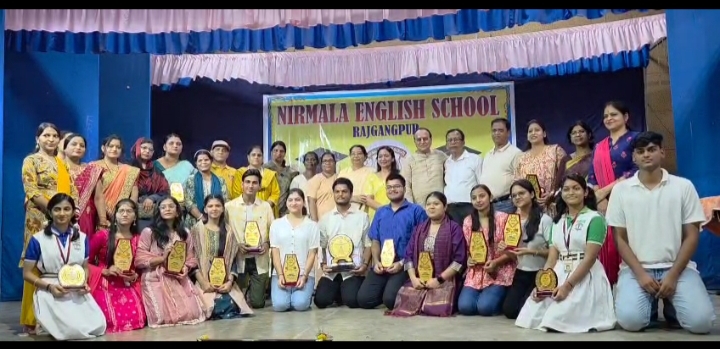 You are currently viewing ଓଡ଼ିଶାରେ ଟ୍ରପର କରିଥିବା ଛାତ୍ରଙ୍କୁ ପୁରସ୍କାର