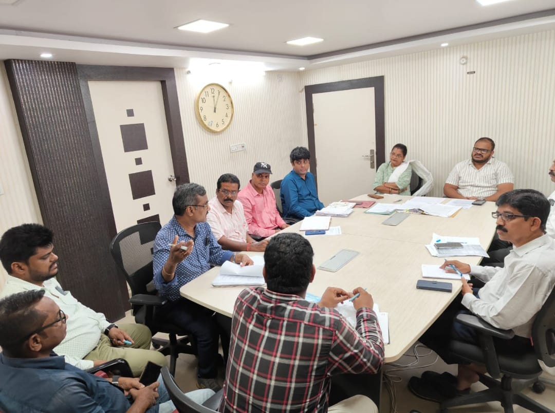 You are currently viewing ଗୋରୁଗାଈଙ୍କ ରାସ୍ତା ଅବରୋଧ ହଟାଇବା ଓ ବୁଲା କୁକୁରଙ୍କ ବନ୍ଧ୍ୟାକରଣ ଉପରେ ଗୁରୁତ୍ବ : ନିଗମ କମିଶନର ରାଜେଶିର୍କେ