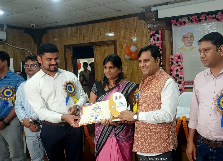 You are currently viewing झारसुगुड़ा जिला स्तरीय शिक्षक दिवस एवं मुख्यमंत्री शिक्षा पुरस्कार – 2024 समारोह आयोजित