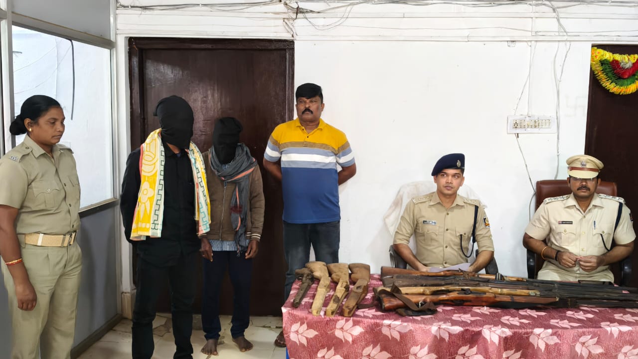 You are currently viewing ଅପରେସନ ପ୍ରହାର ର ସଫଳତା : ୫ ଟି ଦେଶୀବନ୍ଧୁକ ଓ ସାମଗ୍ରୀ ସହ ୧୨୭ କେଜି ଗଞ୍ଜେଇ ଜବତ ,ଦୁଇ ଗିରଫ