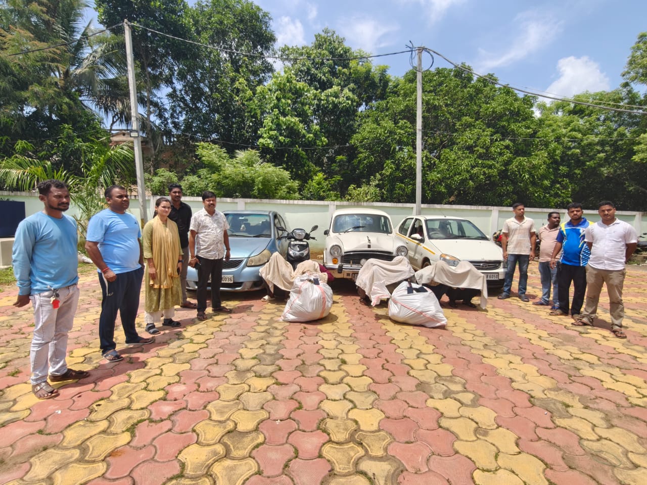 You are currently viewing ବାହାର ରାଜ୍ୟକୁ ବେଆଇନ ଗଂଜେଇ ଚାଲାଣ ବେଳେ ମାଡି ବସିଲା ଅବକାରୀ ଗୁଇନ୍ଦା ବିଭାଗ, ୫୫ କିଲୋ ଗଂଜେଇ, ଗୋଟିଏ ବାଇକ, ୩ଟି ଚାରି ଚକିଆ ଗାଡି ଓ ୮ଟି ମୋବାଇଲ ଫୋନ ଜବତ, ୬ ଜଣ ଗିରଫ