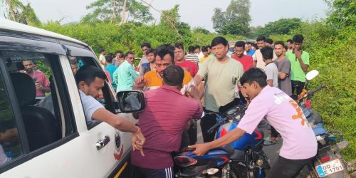 ବାଇକ୍ କୁ ଧକ୍କା ଦେଲା କାର। ଦୁଇ ଗୁରୁତର ।କାର ଚାଳକ ସହ ଜଣେ ଯୁବକକୁ ଧରି ଛେଚିଲେ ଲୋକେ।